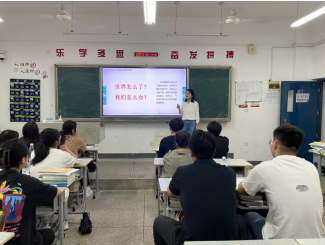黨員進(jìn)班級(jí)宣講習(xí)近平新時(shí)代中國特色社會(huì)主義思想