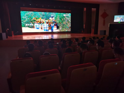 學校組織師生觀看生態(tài)文明電影《郭富山》