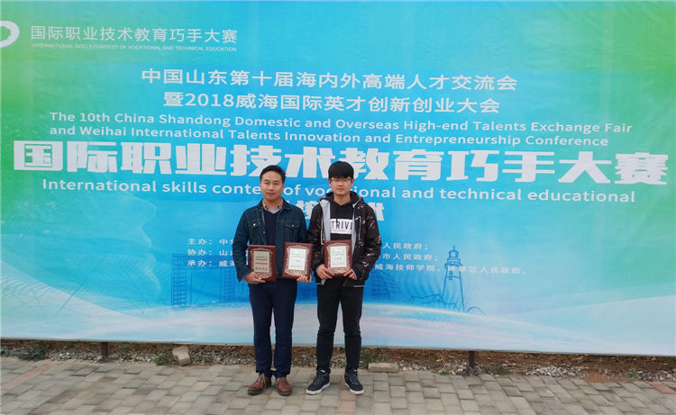 1541726270912062125.jpg 老師學(xué)生合影留念.jpg