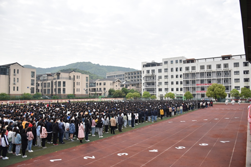 學校開展“追憶百年歷史 賡續(xù)紅色血脈”升國旗主題教育活動