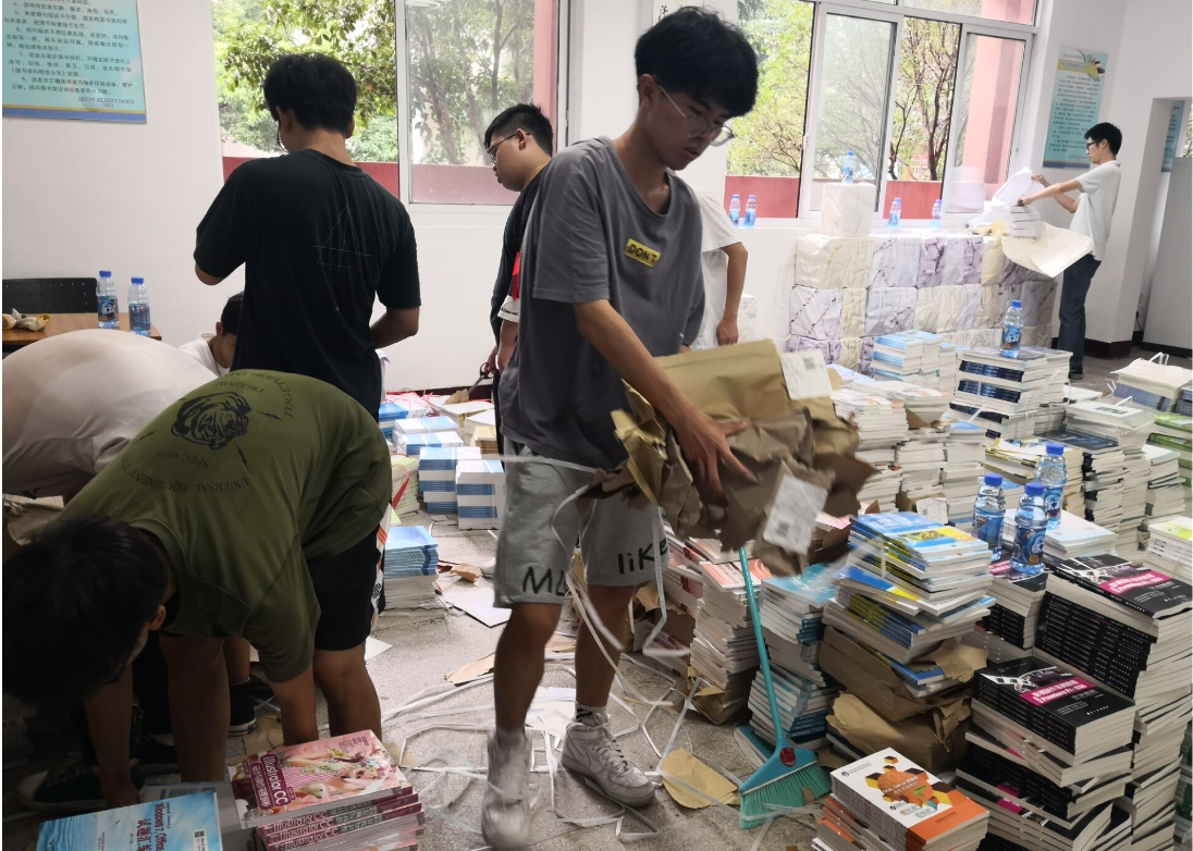 信息管理學(xué)院新學(xué)期教材發(fā)放準(zhǔn)備工作有序進(jìn)行