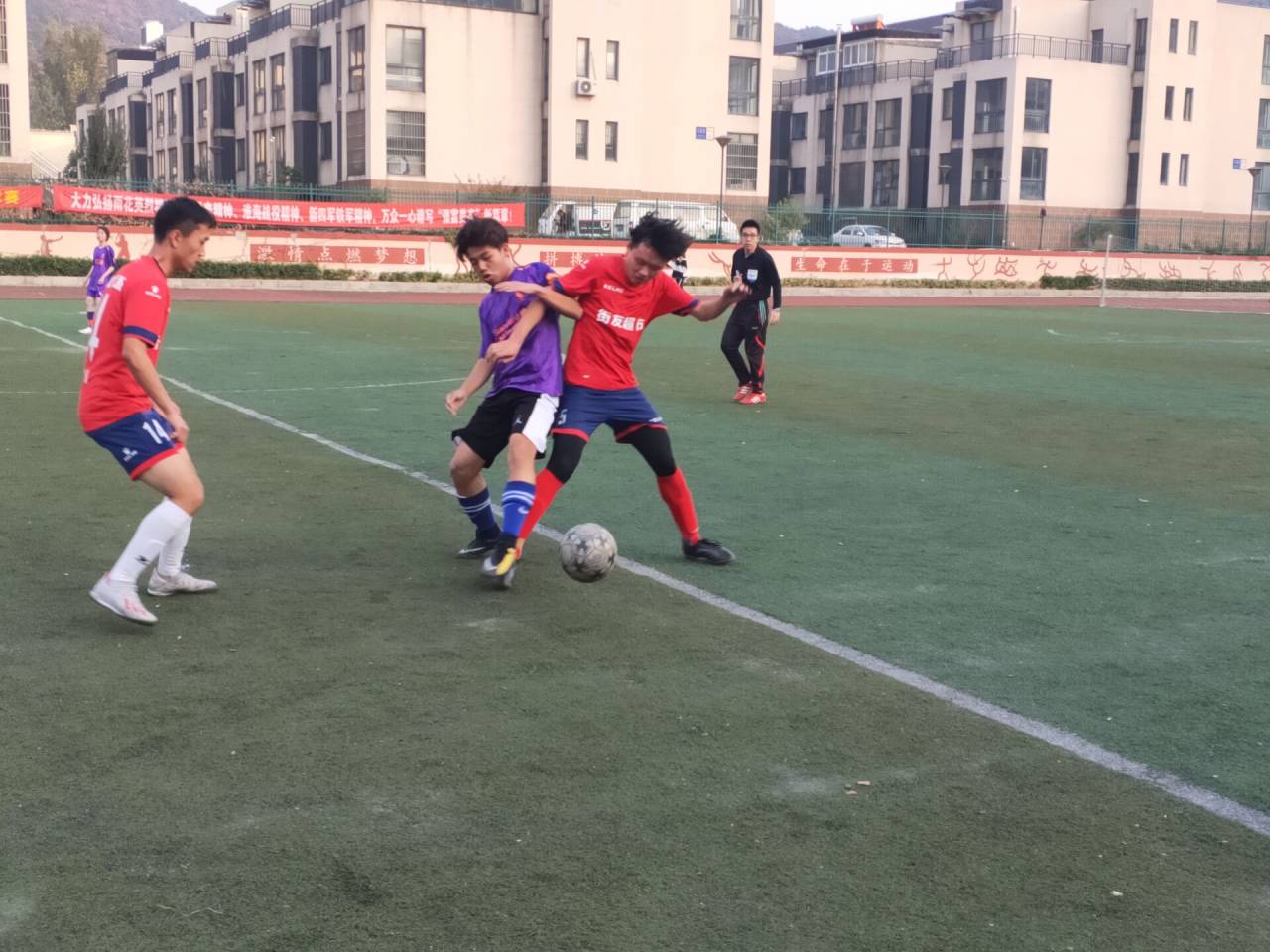 信息管理學(xué)院足球比賽半決賽取得勝利