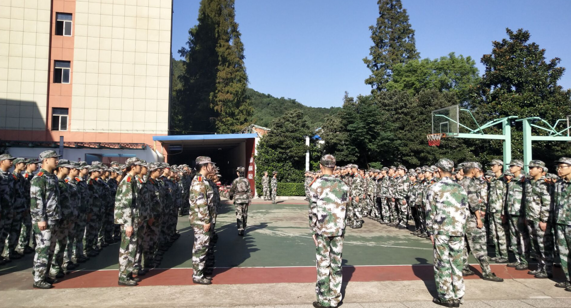 信息管理學(xué)院2019級新生參加軍訓(xùn)