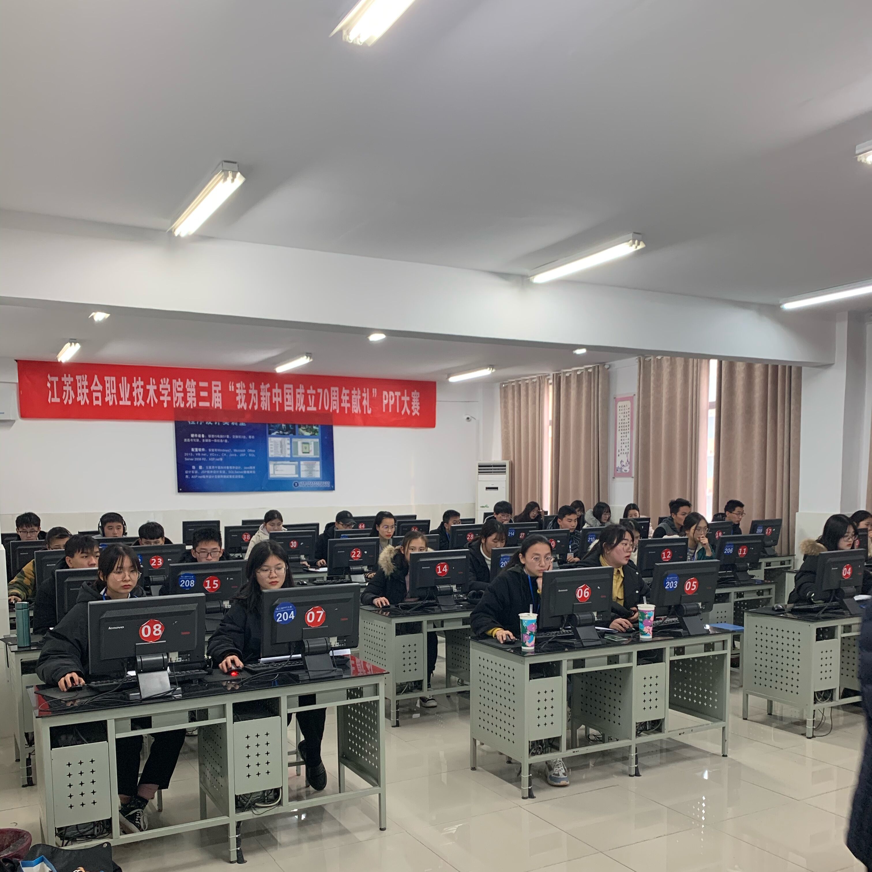 喜報！學(xué)院鄭夢晴、徐穎同學(xué)在聯(lián)院計算機應(yīng)用基礎(chǔ)學(xué)科組第三屆PPT制作演講大賽中榮獲二等獎