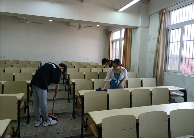 以心迎新，同心起航 ——信息管理學(xué)院組織師生共同打掃教室衛(wèi)生