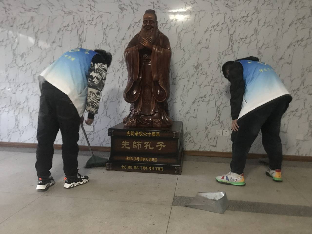 信息管理學(xué)院開展學(xué)雷鋒志愿服務(wù)活動月之清理學(xué)院衛(wèi)生角