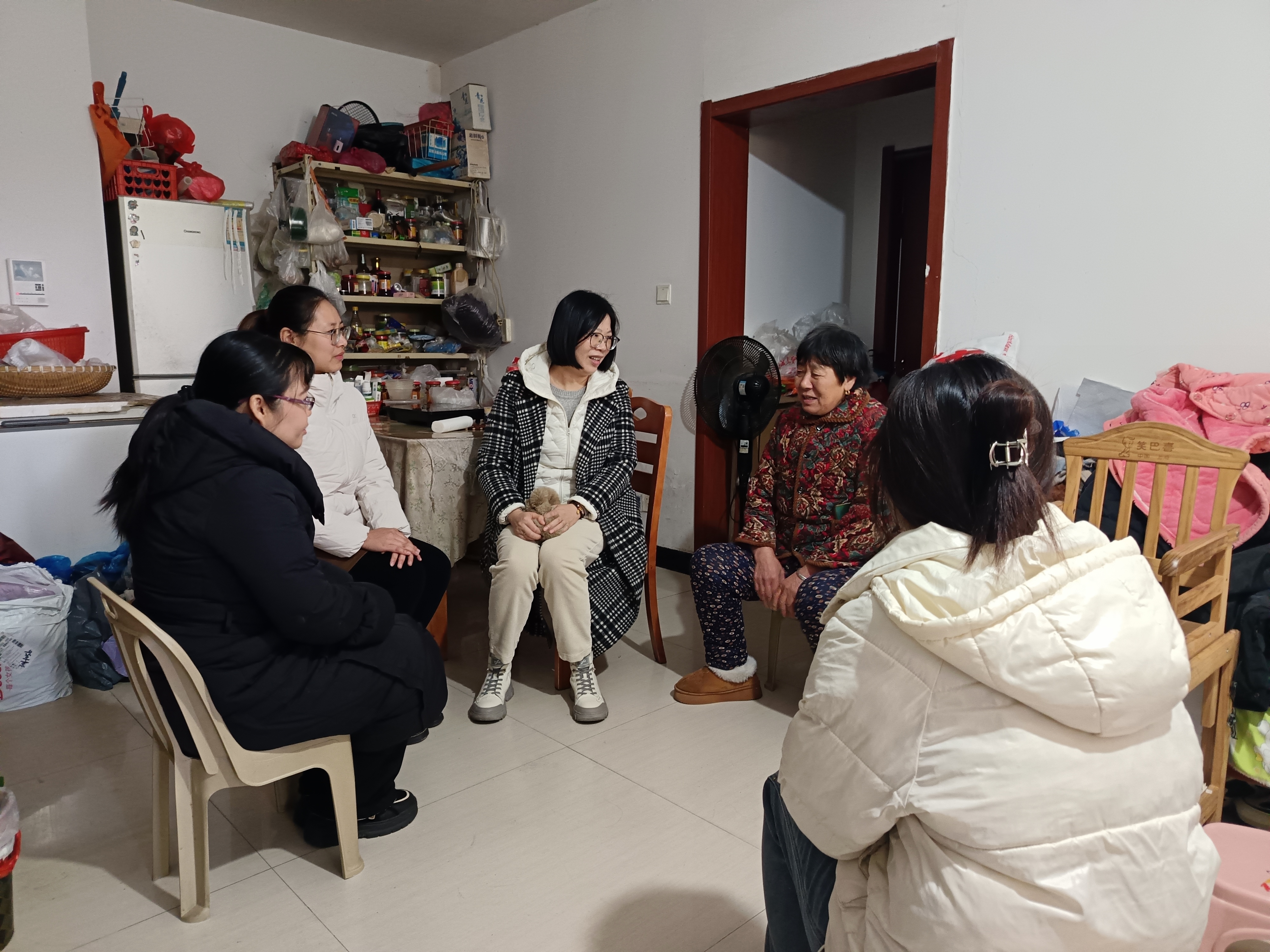 信息管理學(xué)院開展寒假“送年貨、傳溫情、報(bào)喜訊”專項(xiàng)慰問(wèn)家訪活動(dòng)