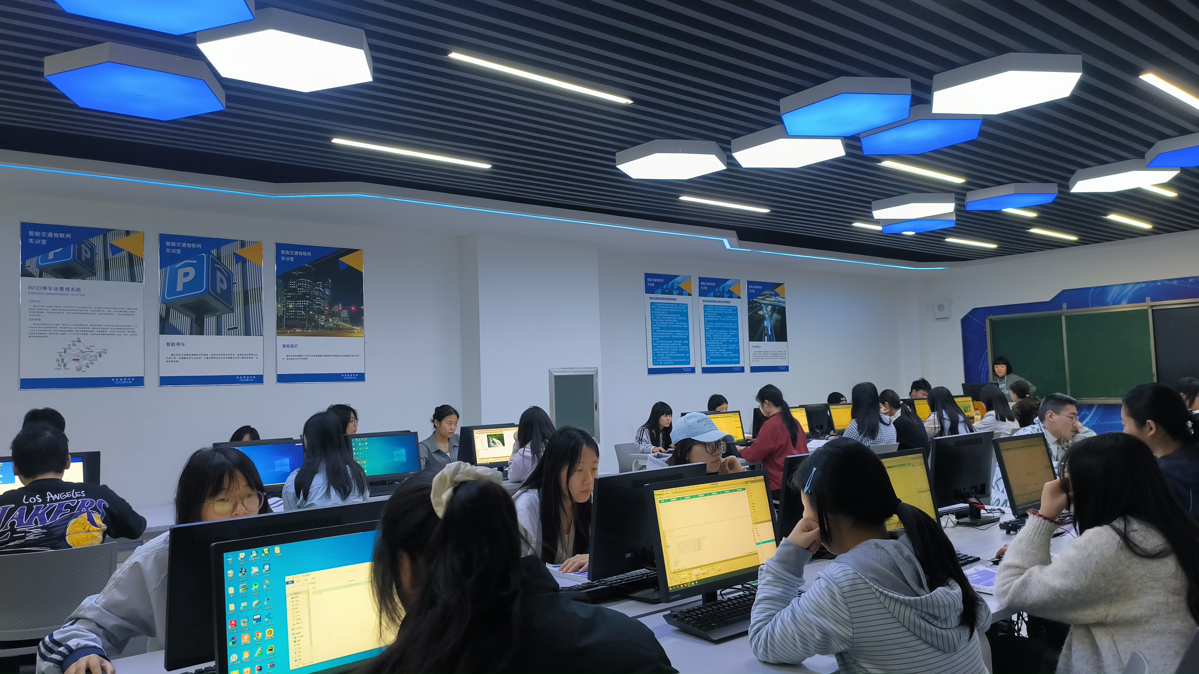 信息管理學(xué)院教師莫伶俐開設(shè)院級公開課