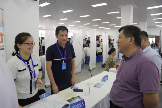 學(xué)校組織學(xué)生參加2025年無錫市職業(yè)院校畢業(yè)生專場招聘會 