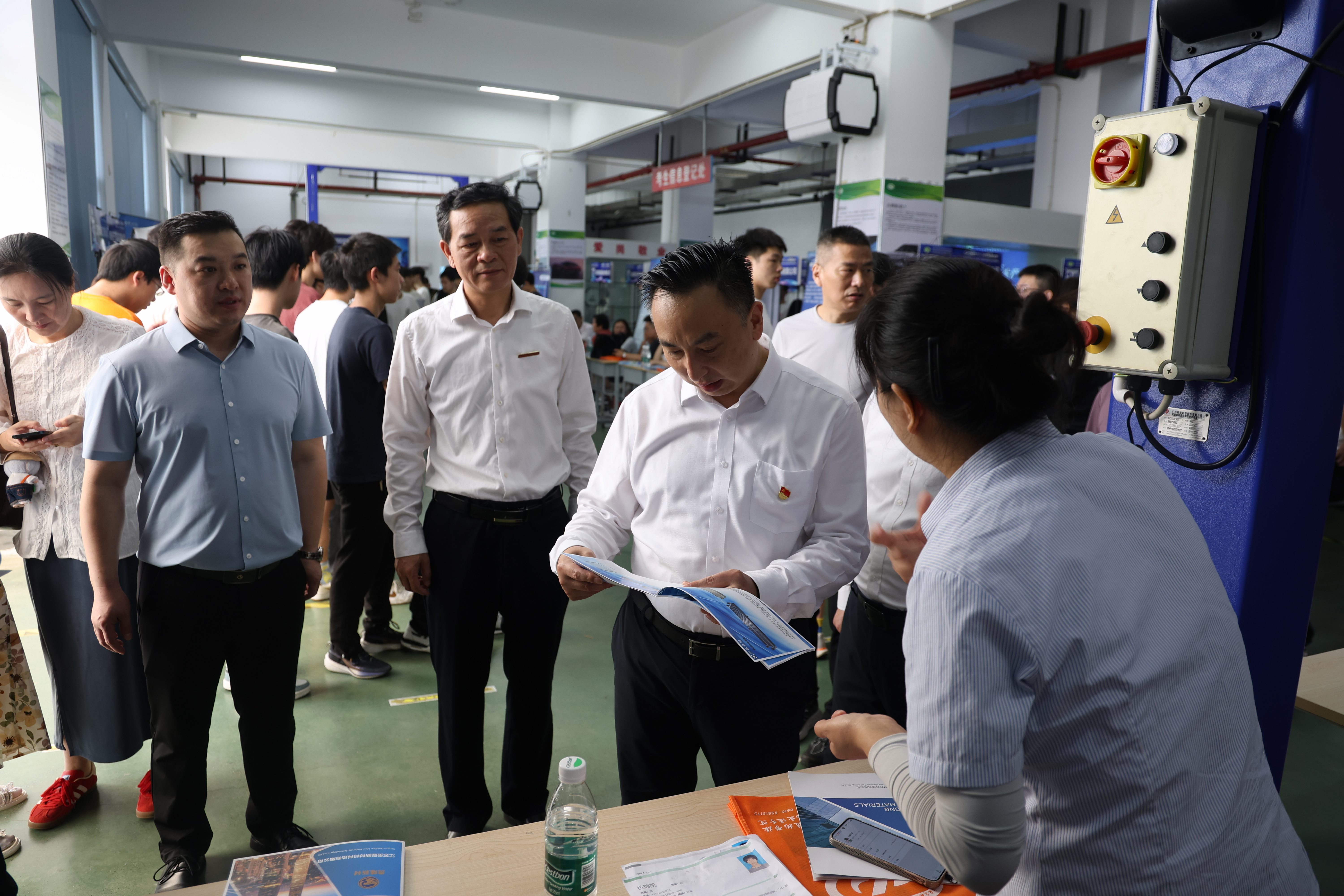 學(xué)校成功舉辦校園專場招聘會