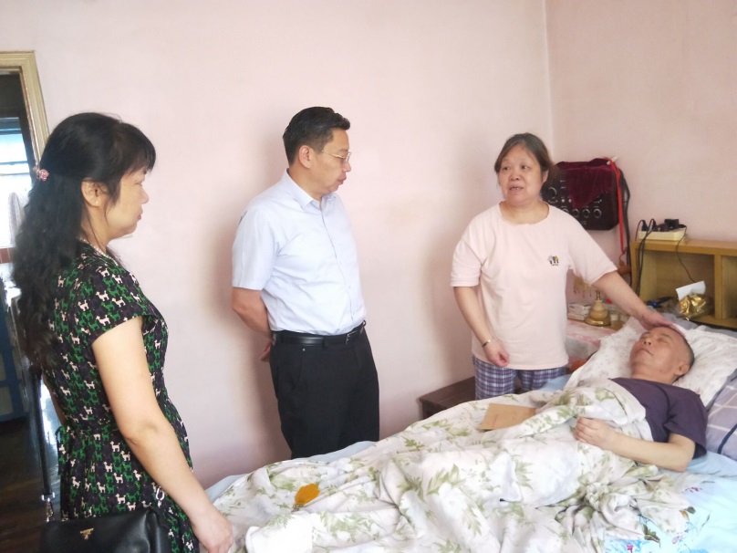 “迎七一 送溫暖”走訪(fǎng)慰問(wèn)老黨員和生活困難黨員