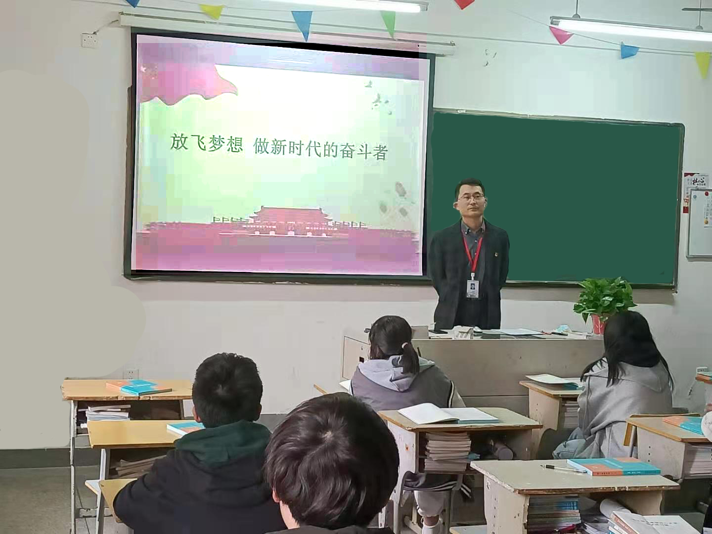 組織人事處黨支部黨員進班級開展“放飛夢想，做新時代的奮斗者”主題教育活動