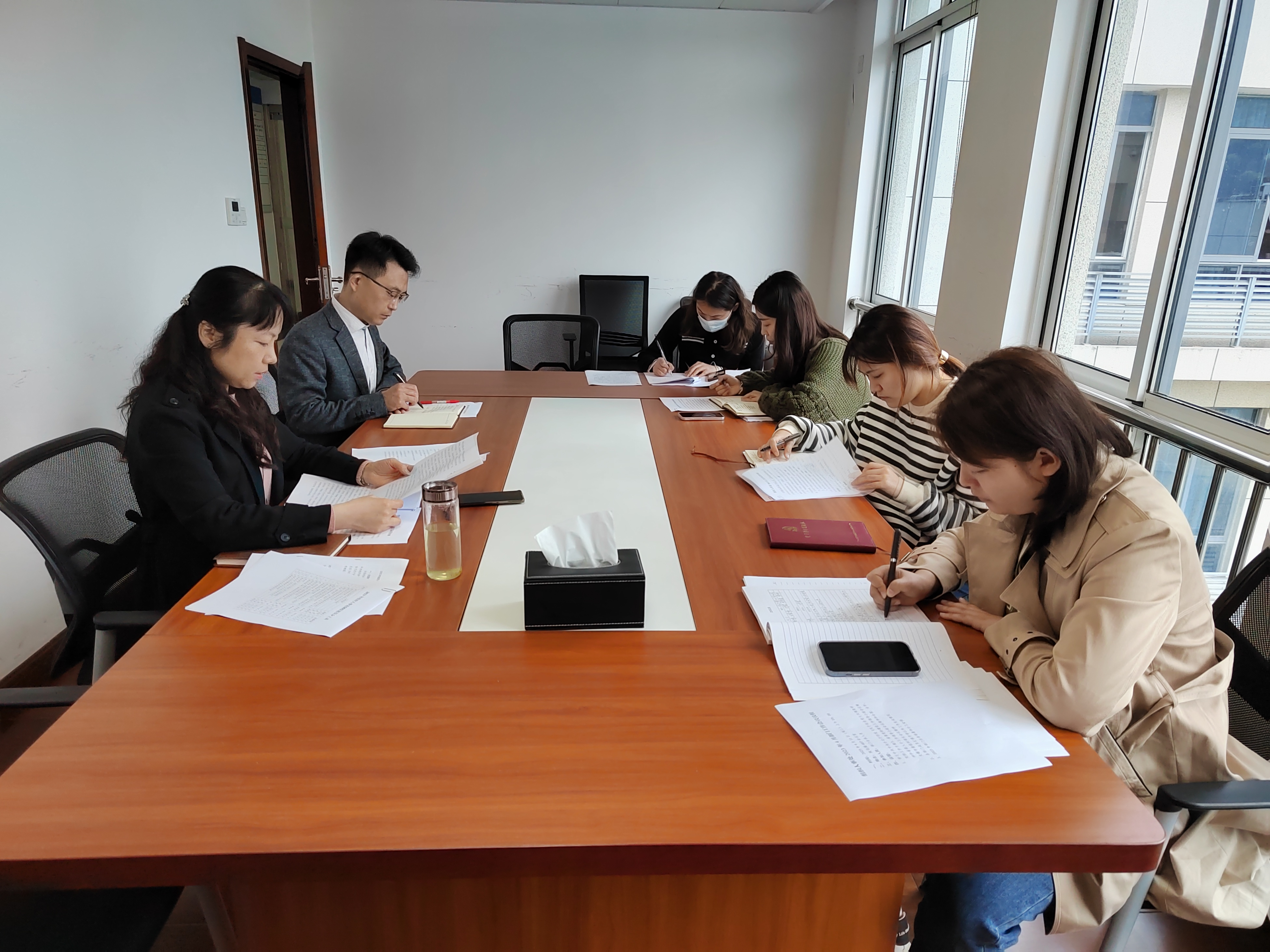 組織人事處黨支部召開黨員學(xué)習(xí)會(huì)議