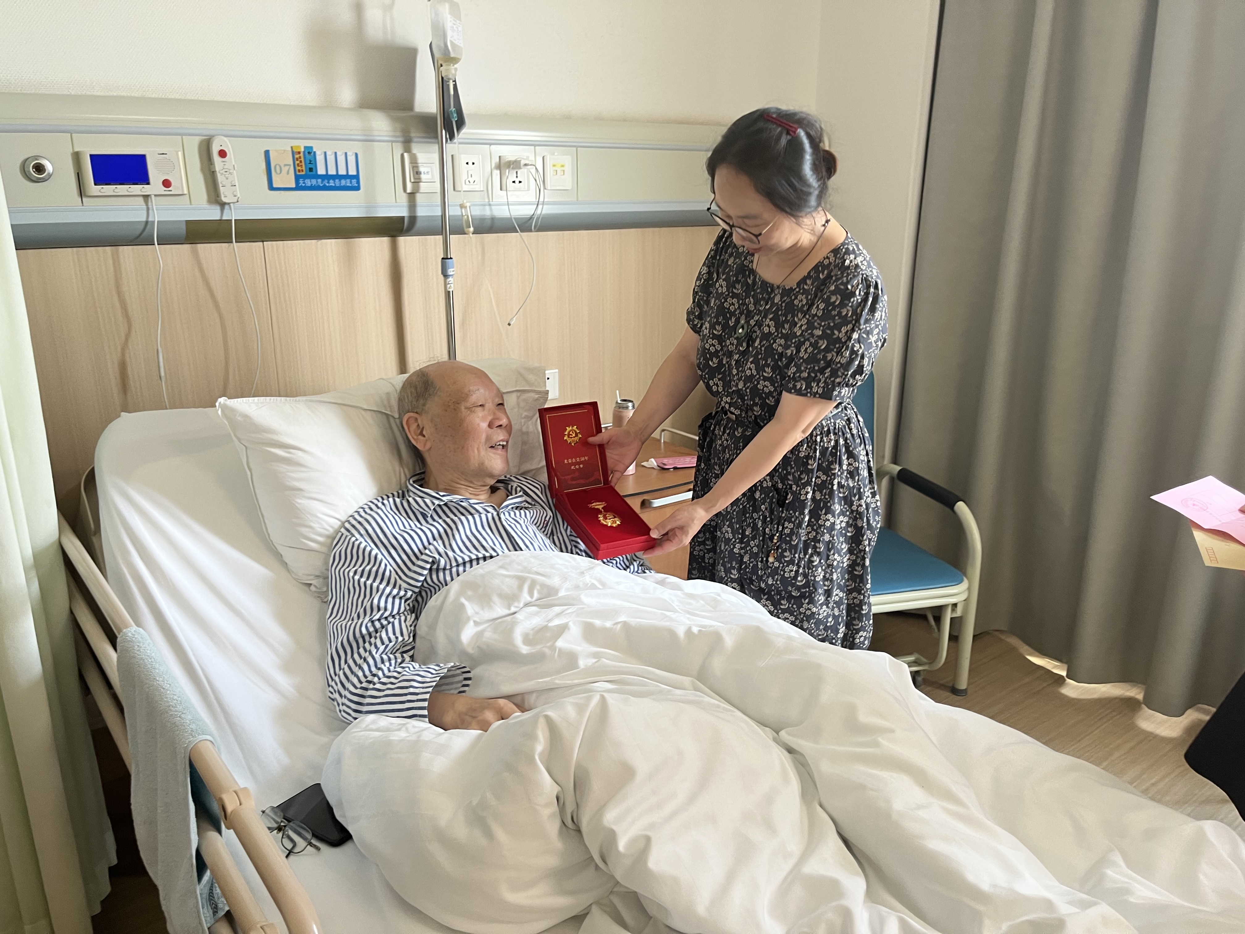 學?！捌咭弧弊咴L慰問生活困難黨員和老黨員