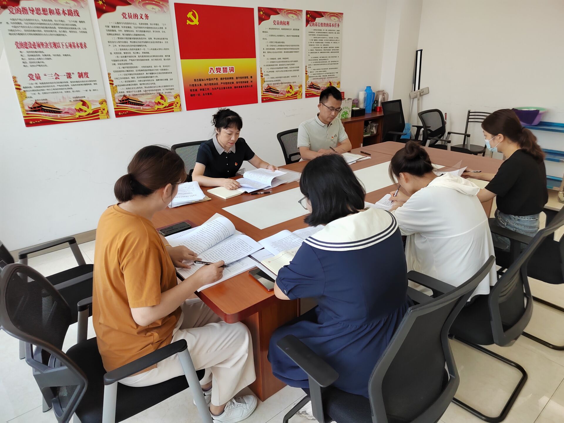 組織人事處黨支部召開學(xué)習(xí)會(huì)議