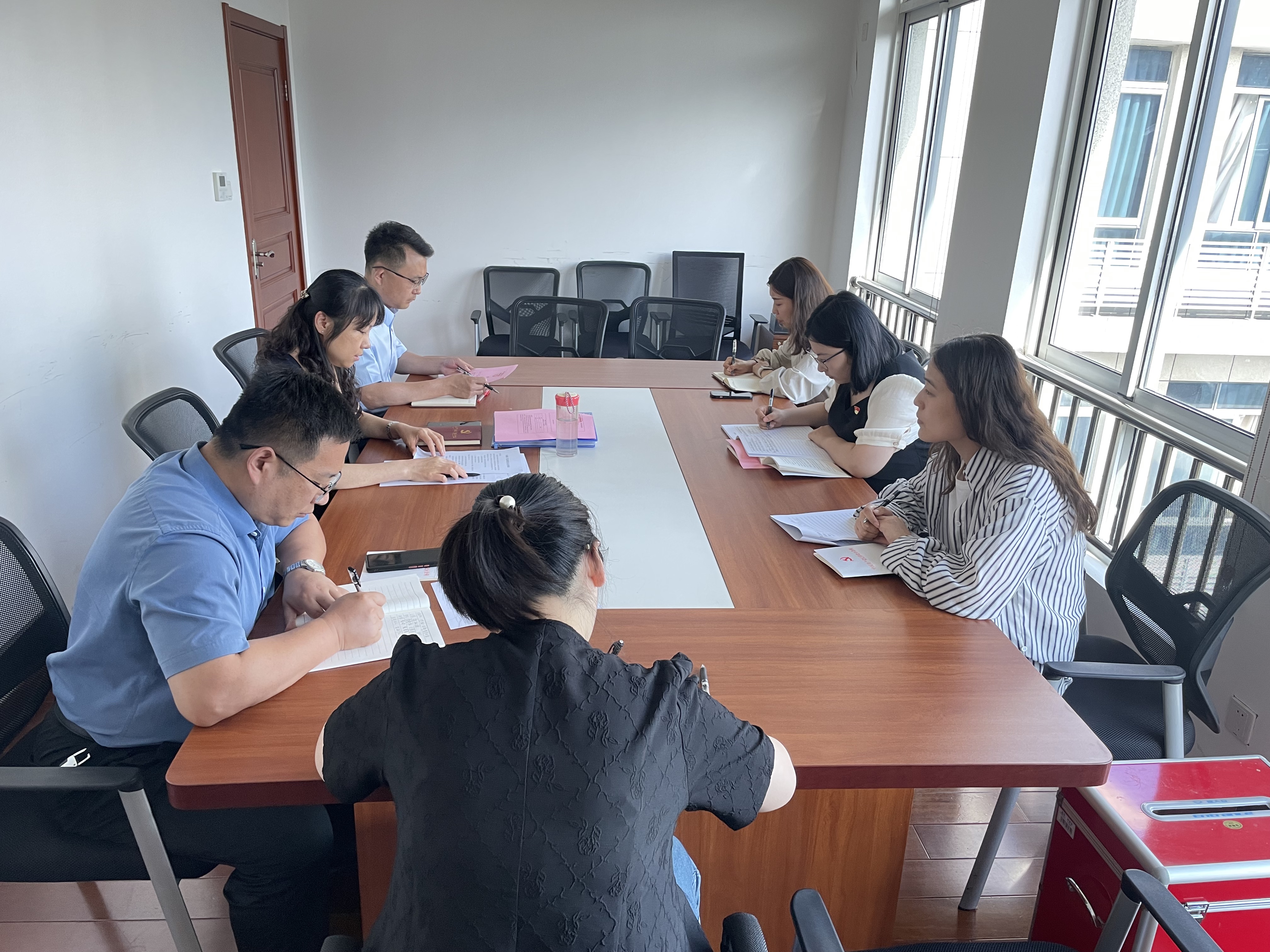 行政第二黨支部召開黨紀(jì)學(xué)習(xí)教育專題學(xué)習(xí)會(huì)議