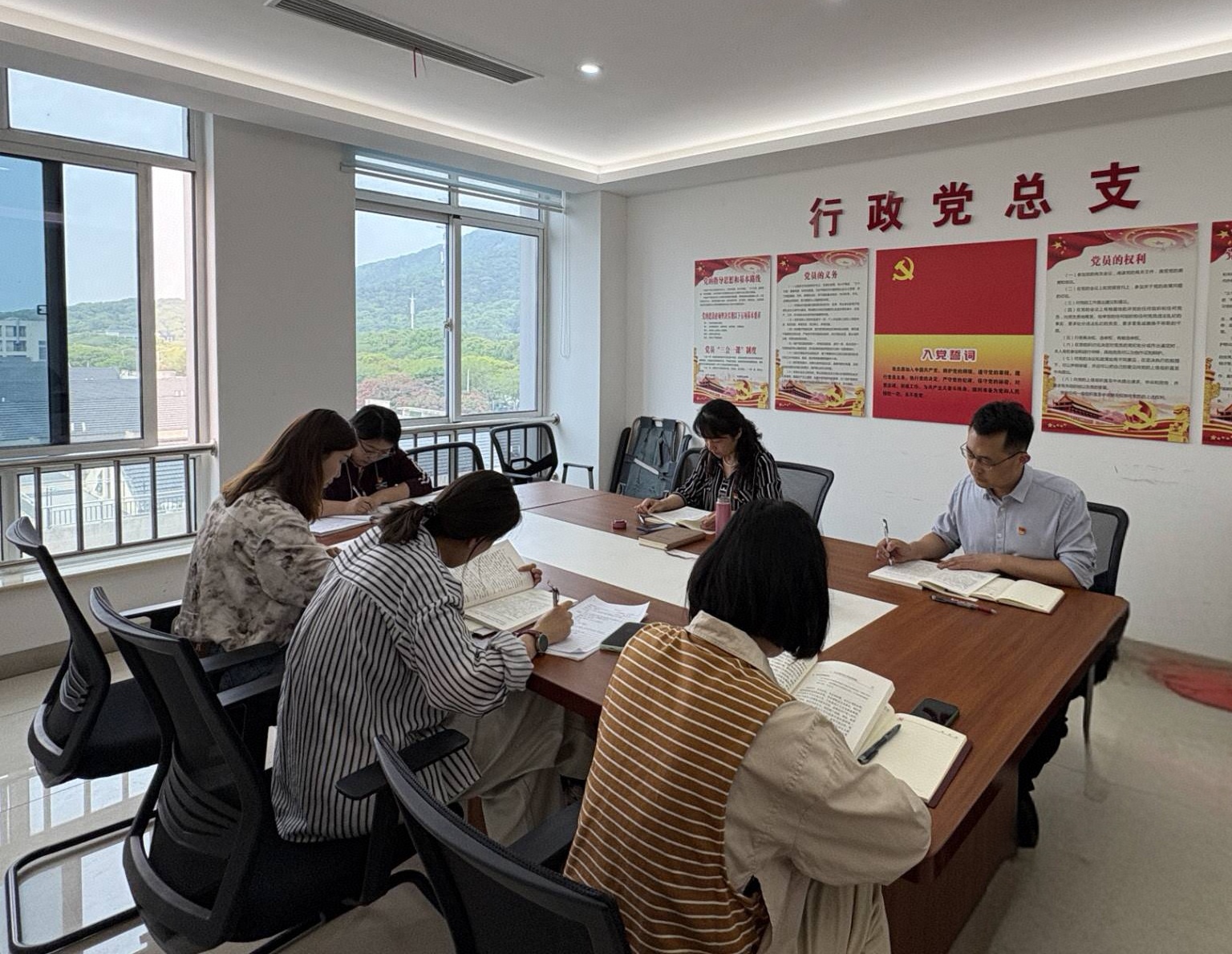 行政第二黨支部開展“輪流領(lǐng)學(xué)”， 讓政治理論學(xué)習(xí)入腦入心